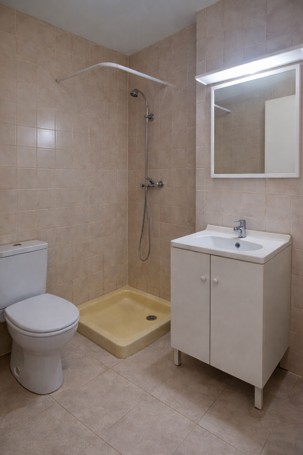 Baño antes de la reforma en Barcelona